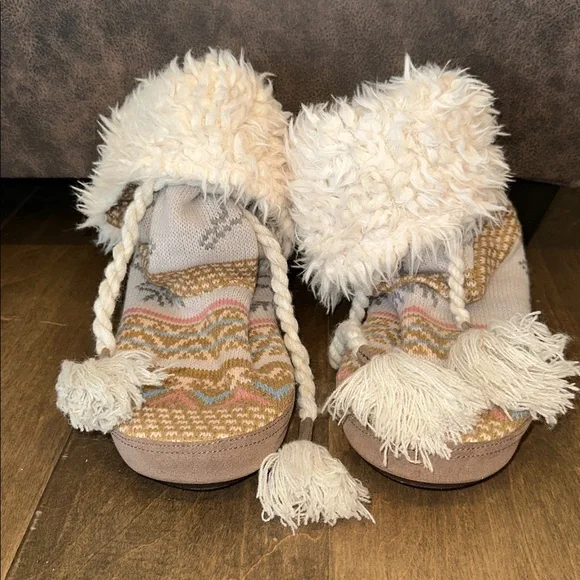 Muk Luks Tan and Cream Knit Boots with Tassels - Picture 8 of 8